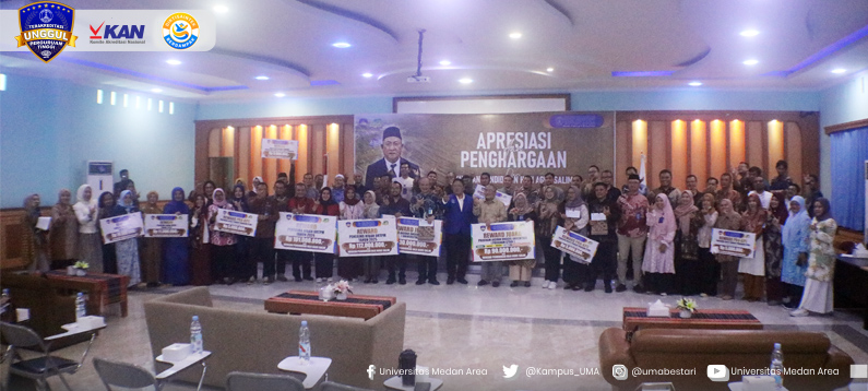 Pemberian_Apresiasi_dan_Penghargaan_oleh_Ketua_Yayasan_Pendidikan_Haji_Agus_Salim.jpg