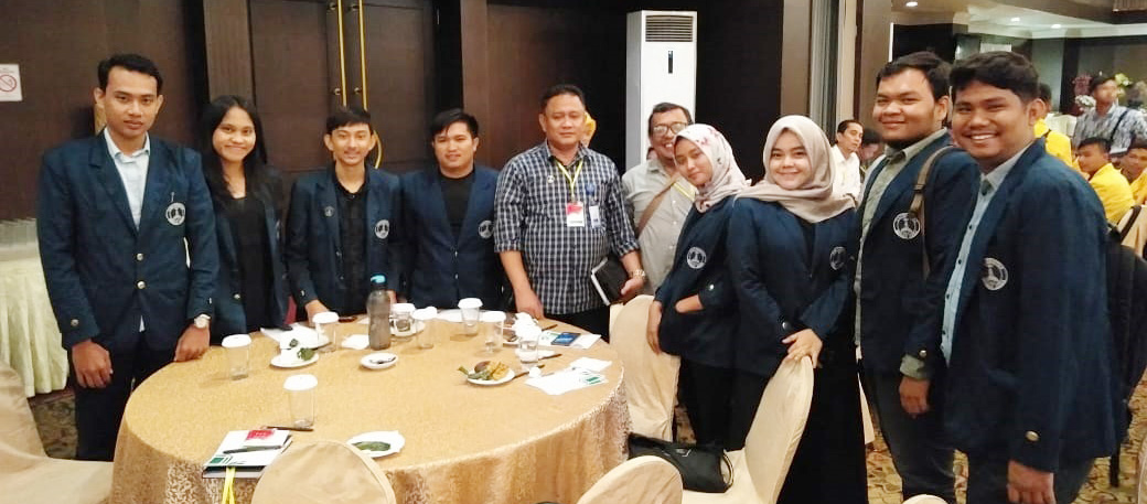foto-bersama-dekan-hukum-dengan-mahasiswa-uma-acara-fgd.jpg