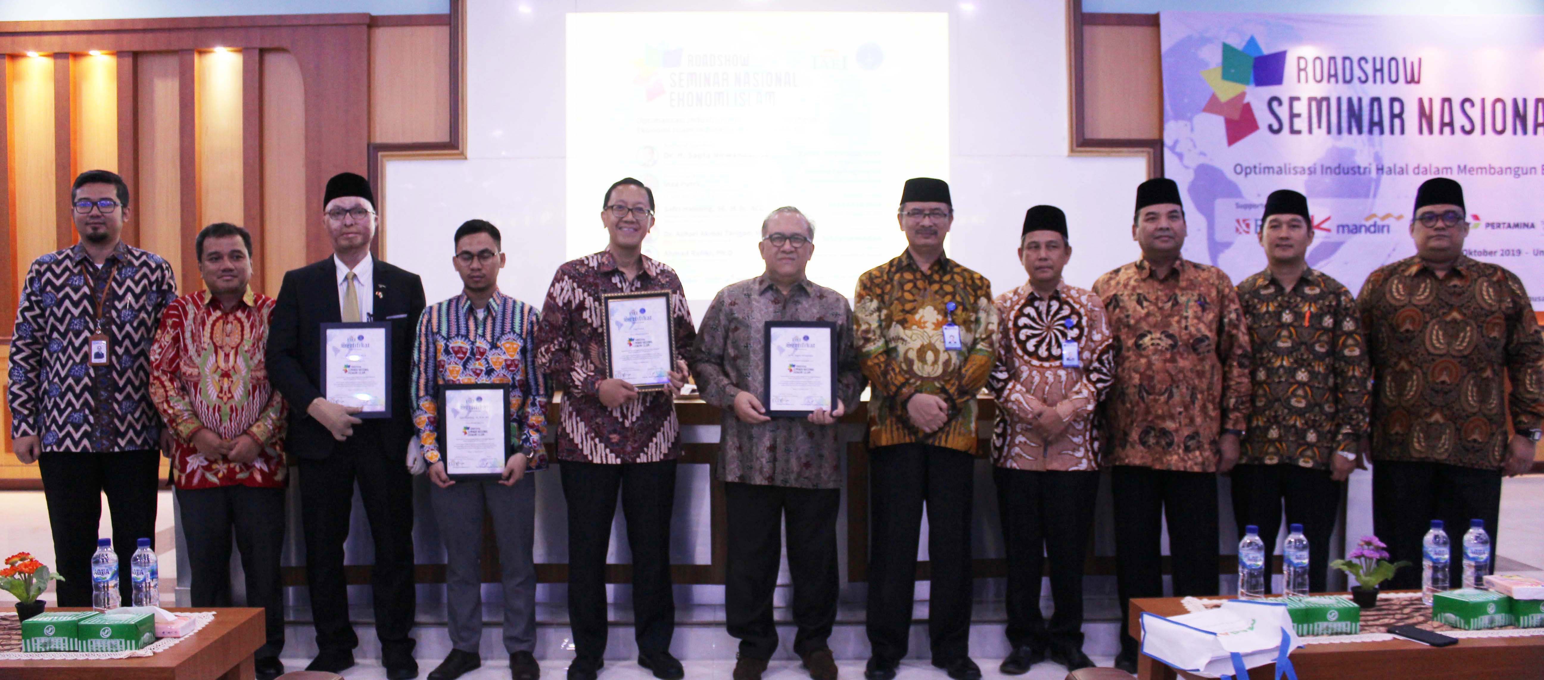 foto-bersama-delegasi-iaei-dengan-rektor-uma1.jpg