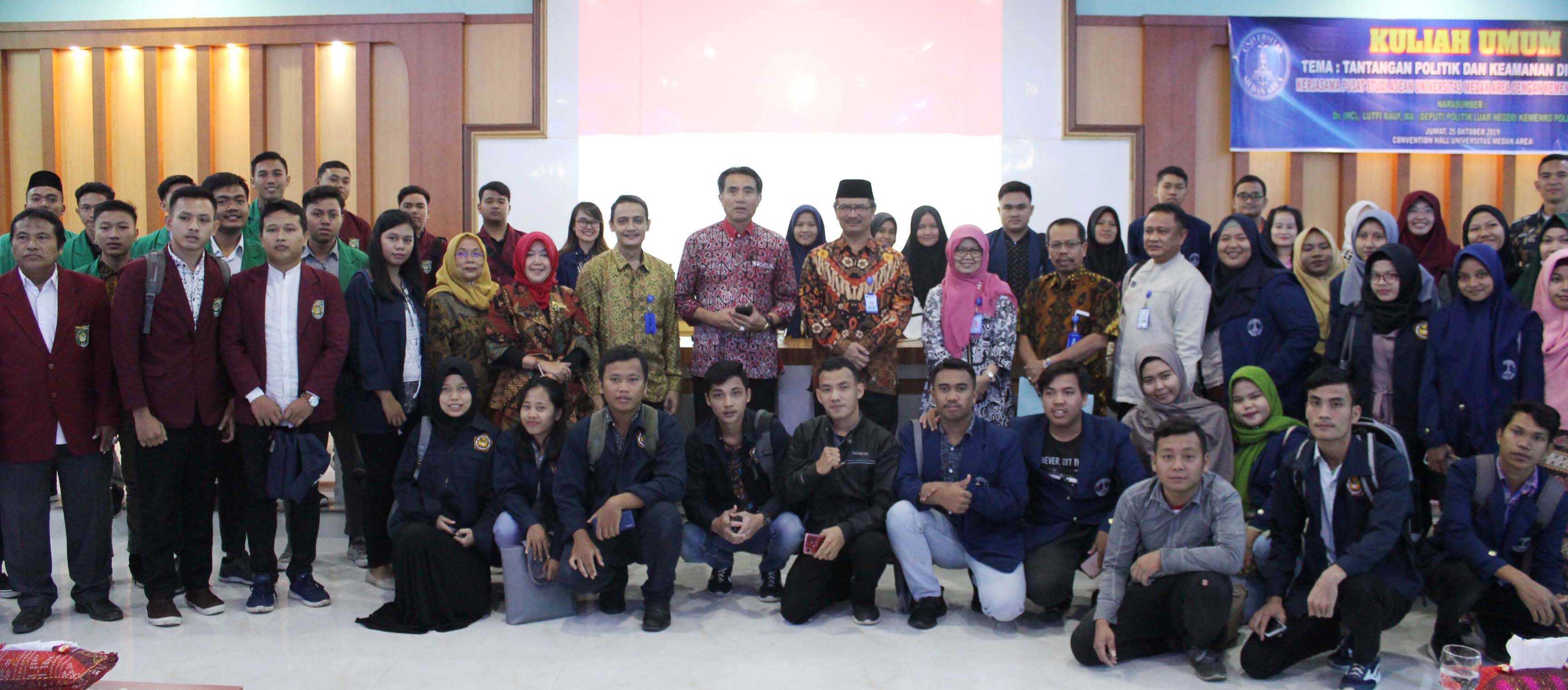 foto-bersama-kuliah-umum-pusat-asean-uma.jpg