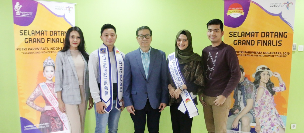 foto-bersama-mahasiswa-berprestasi-uma-dicky-darmawan-lubis.jpg