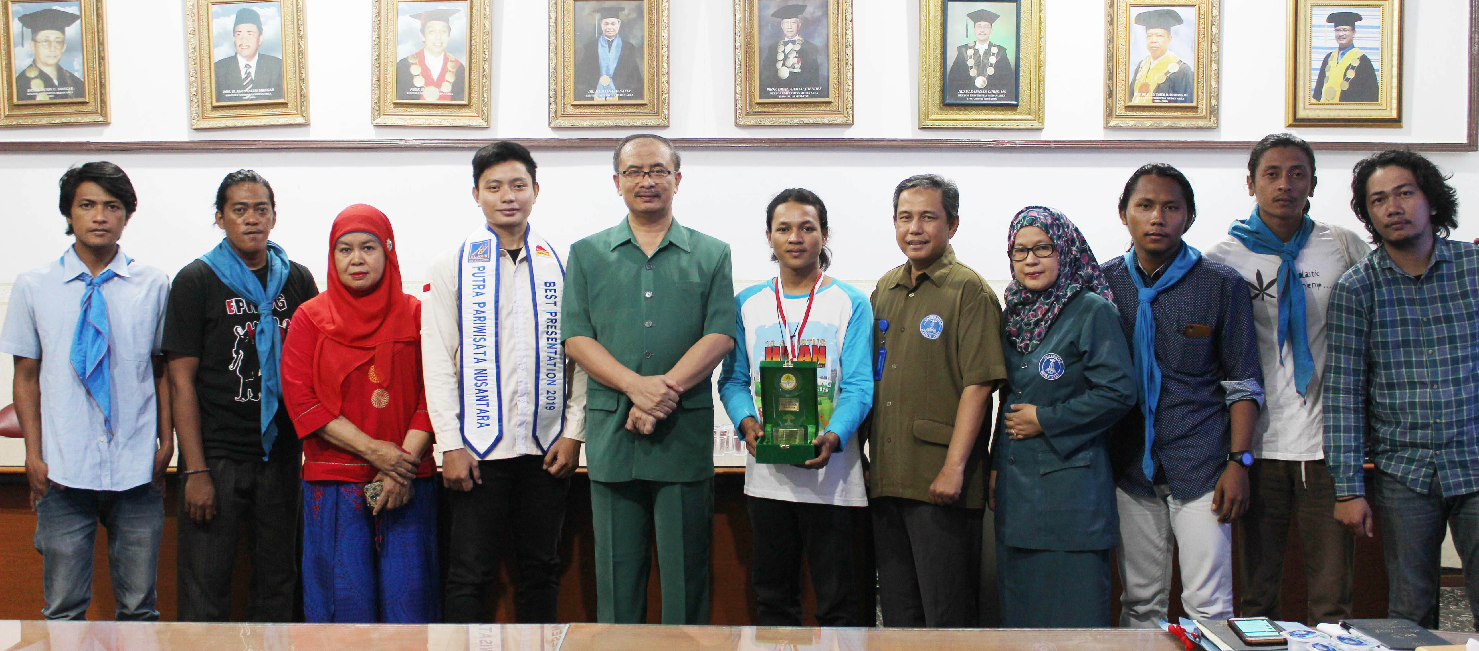 foto-bersama-mahasiswa-uma-berprestasi-diruang-rapat-rektor.jpg