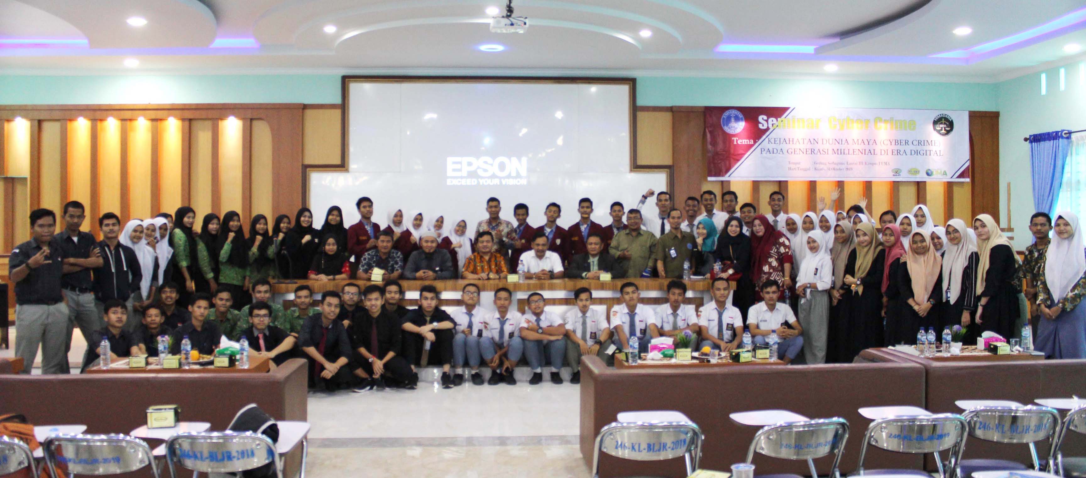 foto-bersama-narasumber-pelajar-dan-mahasiswa-uma-fakultas-hukum.JPG