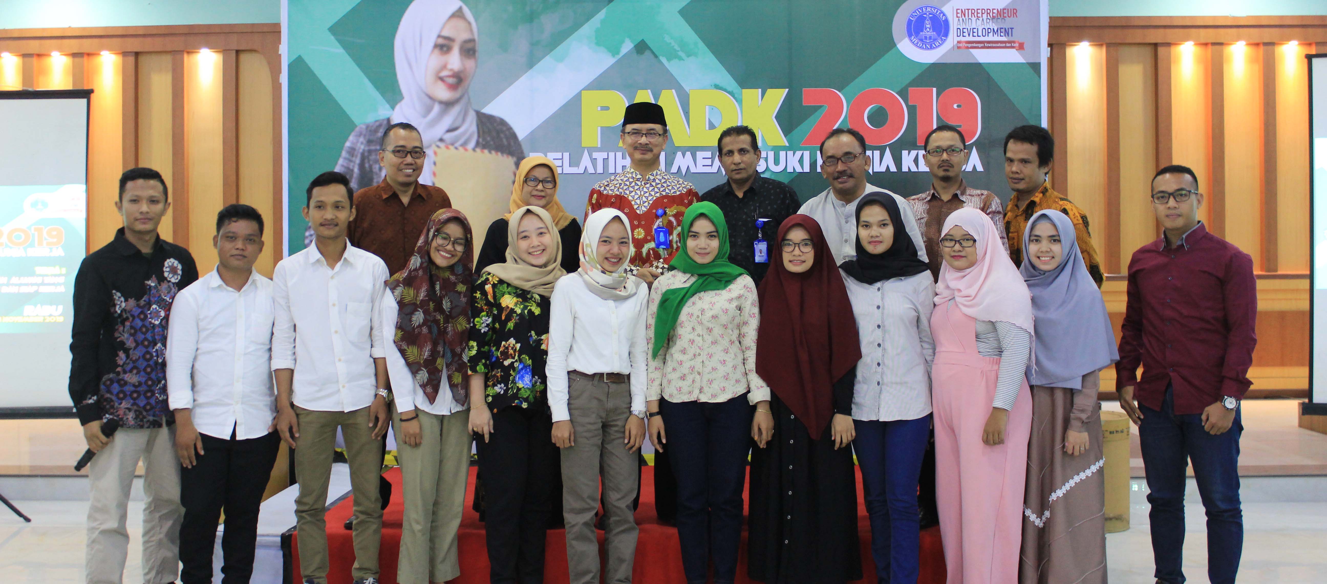 foto-bersama-pmdk-2019-dengan-rektor-uma.JPG