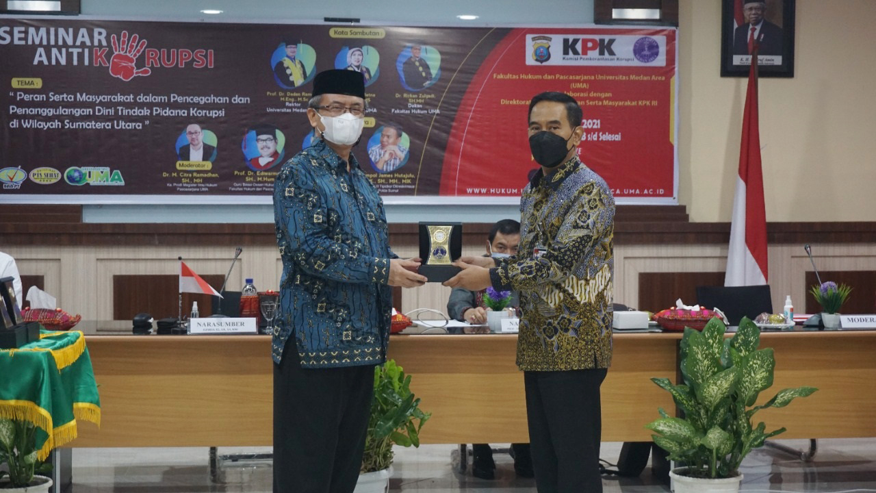 pemberian-pelakat-rektor-uma-ke-kumbul-ks-kpk.jpg