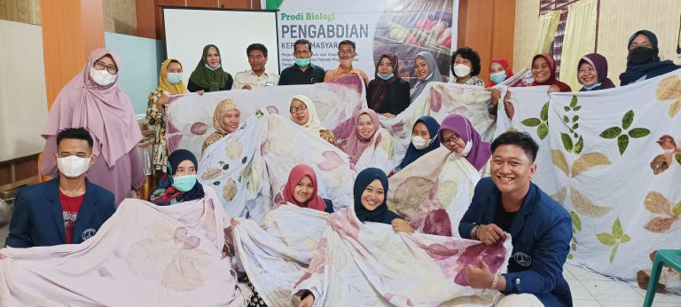 pengabdian-kepada-masyarakat-fakultas-saintek-uma-dengan-menerapkan-program-ekoenzim-dan-ekoprint.webp