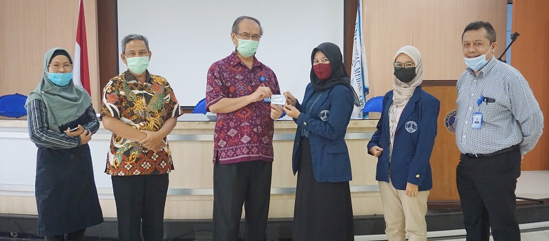 penyerahan-secara-simbolis-kartu-asuransi-mahasiswa.JPG