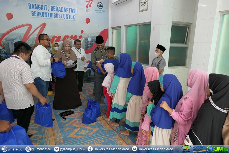 rektor-uma-memberikan-santunan-anak-yatim.webp