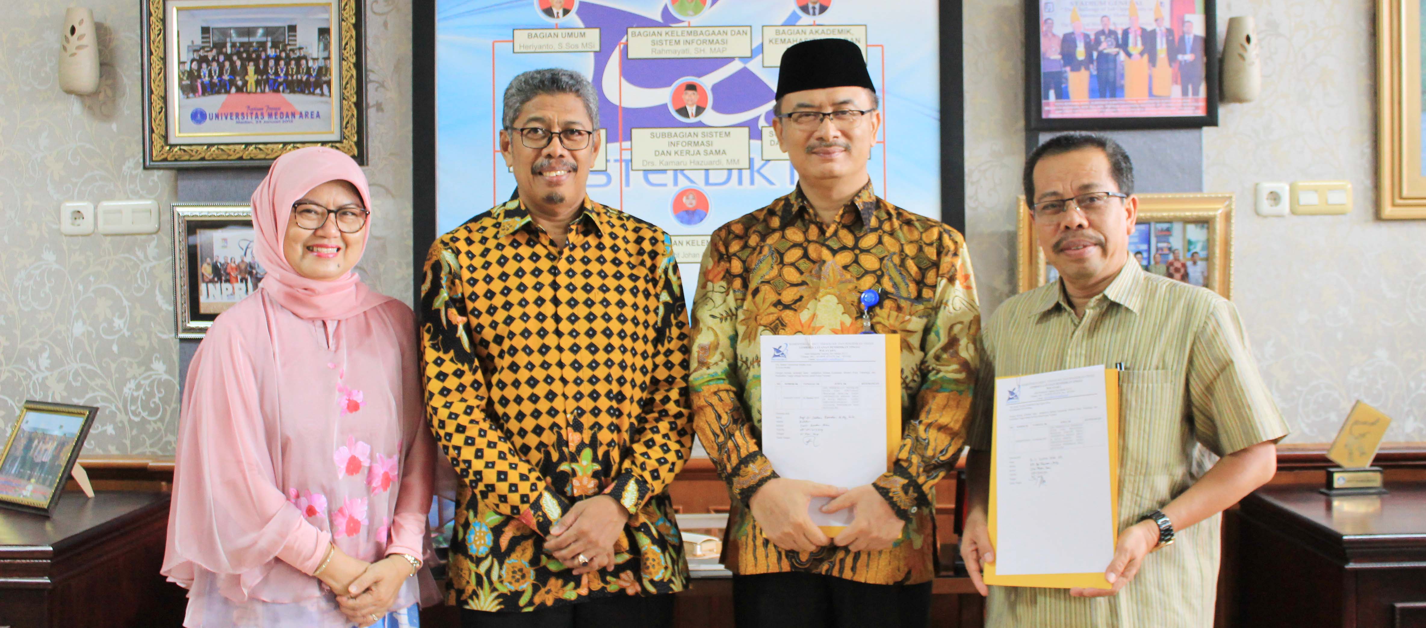 serah-terima-izin-pembukaan-program-doctor-s3-uma-oleh-kepala-lldikti-wilayah-i.jpg
