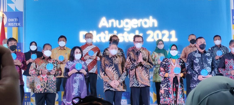 uma-meraih-terbaik-1-kategori-pengelolaan-data-kerja-sama-perguruan-tinggi-swasta-se-indonesia.webp